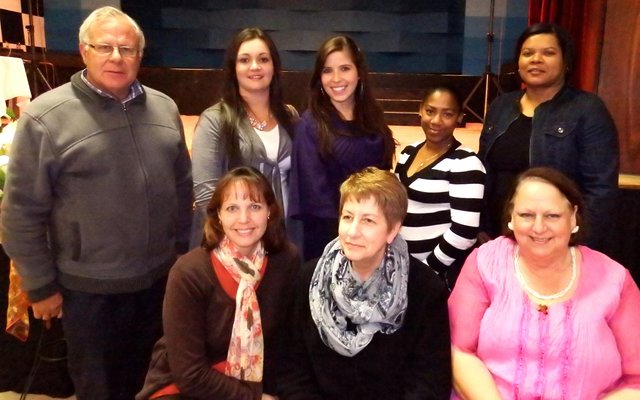 Voor vlnr is Luzaan Naude, Rietta Engelbrecht en Dorothy van Vuuren. Agter vlnr is ds Dirk van Dyk, Jacolene Uys, JoanÃ© Franken, Madelein Fourie en Jo-Anne Lewis.